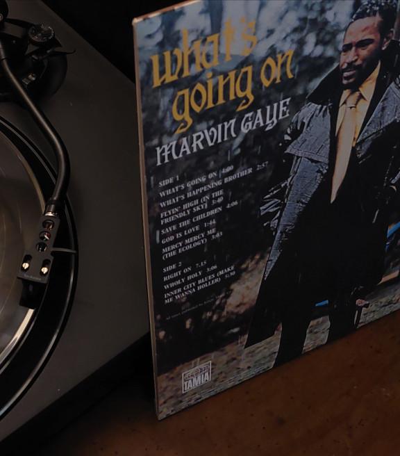 Sur la gauche, on aperçoit une platine et sur la droite, la couverture de l'album « What's Going On »